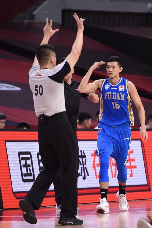 皇冠体育-蒂姆重返赛场,重要助攻首场状态出色,美国队观众沸腾!全场沸腾不已的简单介绍-皇冠体育