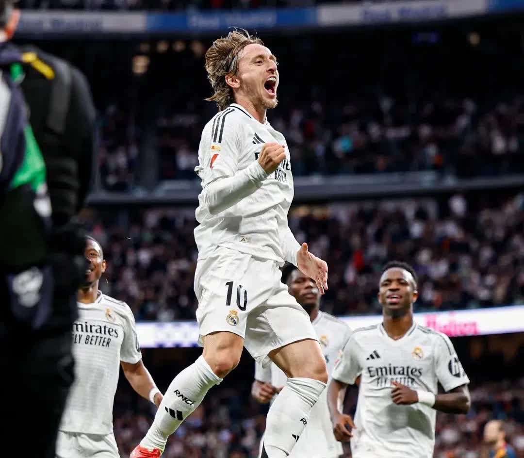 皇冠-包含德布劳内与40激战西班牙队分钟,领先优势明显胜负难料!,浓眉哥焦点对战赢得满堂喝彩的词条-皇冠